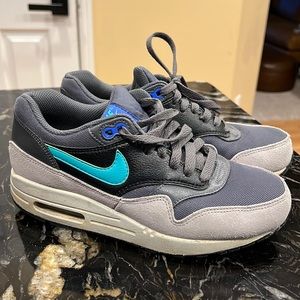 Women’s Nike Air Max Essentials size 7